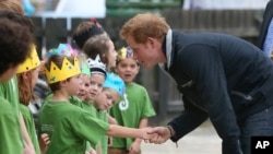 Pangeran Harry dari Inggris menjabat tangan anak-anak sekolah Halfmoon Bay di Pulau Stewart, Selandia Baru, Senin (11/5).