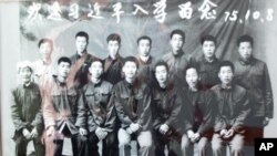 梁家河村村民欢送习近平上大学的留影