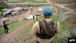 Los insurgentes perpetran atentados casi a diario contra las fuerzas afanas, causando un elevado número de víctimas, pese a que mantienen conversaciones de paz con Estados Unidos.