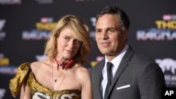 Sunrise Coigney (kiri) dan Mark Ruffalo (kanan) di acara pemutaran perdana "Thor: Ragnarok" di El Capitan Theatre, 10 Oktober 2017, di Los Angeles.