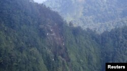 Foto lokasi ditemukannya reruntuhan pesawat Sokhoi Superjet 100 di gunung Salak, Jawa Barat ini diambil dari pesawat helikopter angkatan udara Super Puma (10/5). Para petugas penyelamat Indonesia tengah melakukan pencarian korban di lokasi ini.