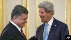 Le président ukrainien Petro Poroshenko (à g.) et John Kerry à Kiev jeudi (Reuters)