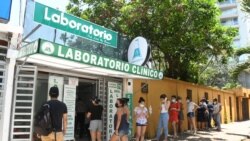 Una fila de personas espera en un centro de pruebas de COVID-19 en Santa Cruz, Bolivia, el 29 de diciembre de 2021.