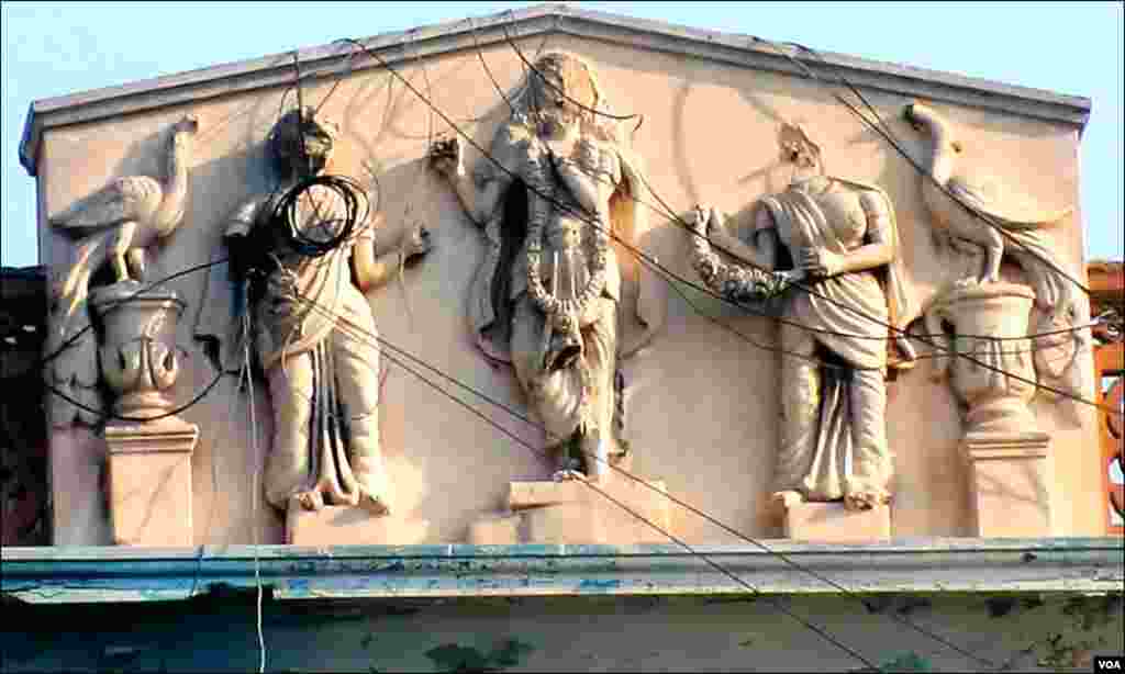 ایک اور تاریخی عمارت کا بیرونی حصہ جس پر ہندو مت کے دیوی دیوتاوں کے مجسمے بنے ہیں