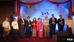 VOA အမေရိကန်အသံ ဒါရိုက်တာ David Ensor၊ အမေရိကန်အစိုးရက ခန့်အပ်ထားတဲ့ အသံလွှင့်ဌာနတွေ အတွက် အုပ်ချုပ်ရေးဆိုင်ရာ BBG Broadcasting Board of Governer အဖွဲ့ဝင်တွေ၊ Sky Net ရုပ်သံ က တာဝန်ရှိသူတွေ သဘောတူ စာချွန်လွှာ လက်မှတ်ထိုးတဲ့ အခမ်းအနားကို တက်ရောက်ခဲ့ပါတယ်။ 