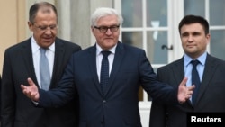 Russian FM Sergei Lavrov, German FM Frank-Walter Steinmeier and Ukrainian FM Pavlo Klimkin (L-R) stand outside the German foreign ministry's guest house Villa Borsig near Tegel airport in Berlin, ahead of their meeting to discuss Ukraine crisis, Nov. 6, 2015.