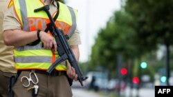 Một cảnh sát bảo vệ khu vực xung quanh trung tâm mua sắm Olympia Einkaufzentrum ở Munich sau vụ xả súng ngày 22 tháng 7 năm 2016.