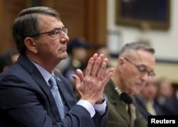 U.S. Defense Secretary Ash Carter, left, and Joint Chiefs Chairman Marine Corps Gen. Joseph Dunford Jr. testify before a House Armed Services Committee hearing on "U.S. Strategy for Syria and Iraq," in Washington, Dec. 1, 2015.