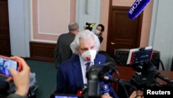Advokat Genri Reznik, zastupnik grupe za ljudska prava Memorial International, razgovara sa novinarima poslije sjednice Vrhovhnog suda Rusije, 28. decembra 2021.