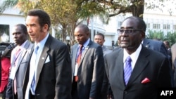 Seretse Ian Khama (esquerda) e Robert Mugabe (direita) 