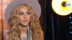 La cantante Paulina Rubio durante una entrevista con la Voz de América en Miami.