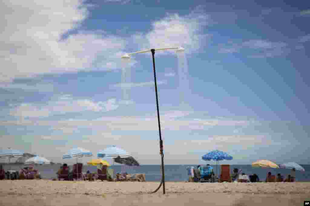 A shower runs continuously on Leblon beach in Rio de Janeiro, Brazil, March 11, 2015. A historic drought making taps run dry across southeastern Brazil, particularly in South America&rsquo;s largest city of Sao Paulo, has people worried they might be asked to cut down on their beloved showers.