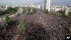 4일 칠레 수도 산티아고에서 대규모 반정부 시위가 계속됐다.