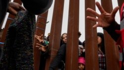 Foto yang menampilkan migran yang berusaha menerima baju dari para relawan di San Diego, pada 12 Mei 2023, menjadi bagian dari serangkaian foto fitur yang dibuat oleh tim Associated Press yang mendapatkan penghargaan Pulitzer 2024. (FotoAp/Gregory Bull)