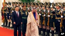 沙特阿拉伯國王薩勒曼3月16日訪問中國﹐習近平(左)陪同下巡視歡迎儀式。