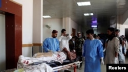 Un homme blessé lors d'un attentat suicide est soigné à l'hôpital de Quetta, au Pakistan, le 23 juin 2017.