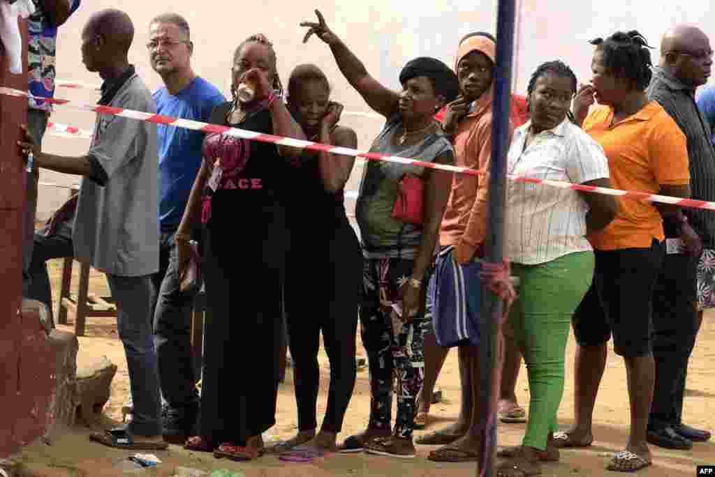 Les Libériens font la queue pour voter dans un bureau de vote lors du second tour des élections présidentielles à Monrovia le 26 décembre 2017.