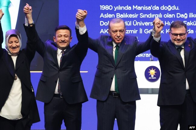 Cumhurbaşkanı Erdoğan, AK Parti’nin 74 kentteki belediye başkan adaylarını açıkladı. AK Parti’nin Ankara Büyükşehir Belediye Başkan adayı Turgut Altınok, İzmir Büyükşehir Belediye Başkan adayı Hamza Dağ (soldan ikinci) oldu.