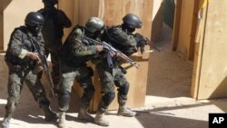 Soldiers from the anti-terrorism force of the Yemeni Defense Ministry take part in an exercise in a training camp at the Sarif district, north of the capital San'a, Yemen. 