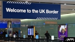 Service du contrôle des passeports dans les arrivées du terminal 2 de l'aéroport d'Heathrow à Londres le 16 juillet 2019 (photo de Daniel LEAL-OLIVAS / AFP)