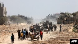 Raseljeni Palestinci napuštaju Rafu da bi se vratili u Kan Junis (Foto: MOHAMMED ABED / AFP)