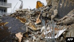 Los escombros del edificio derrumbado de la torre Champlain se ven en Surfside, Florida, el 6 de julio de 2021.