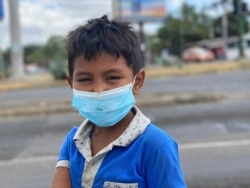 Este menor de edad pedía dinero a los transeúntes en Managua.