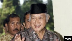 Mantan Presiden Soeharto (alm.) melambaikan tangan (foto: dok). Sebuah survei oleh Indobarometer mengungkap kerinduan warga akan Orde Baru yang dipimpin Presiden Soeharto ini.