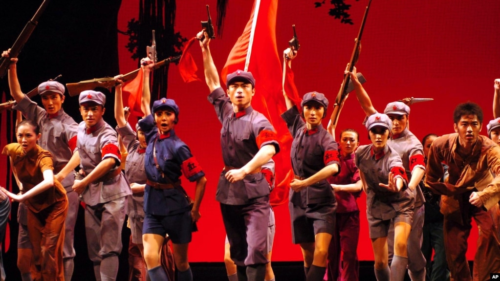 2006年11月9日，为纪念中国红军长征70周年，芭蕾舞团在南宁表演芭蕾舞剧《红色娘子军》（新华社提供给美联社的图片）