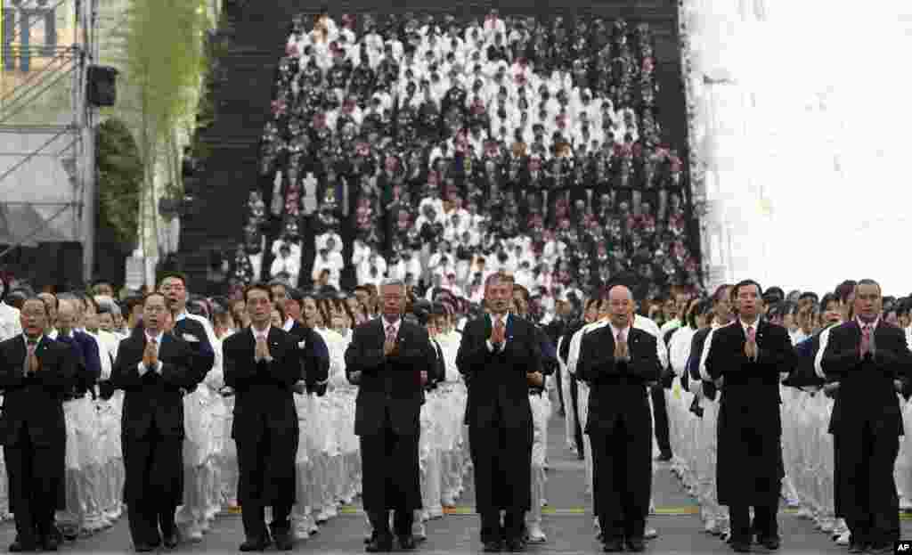 Taiwanese people pray together during the Taiwan National Buddha&#39;s Birthday celebration in front of the Chiang Kai-shek Memorial Hall in Taipei. 