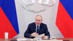 Presiden Rusia Vladimir Putin memimpin pertemuan tentang pengembangan pesawat nirawak di Kota Togliatti, Rusia, 28 Januari 2025. (Sputnik/Vyacheslav Prokofyev/Pool via Reuters)