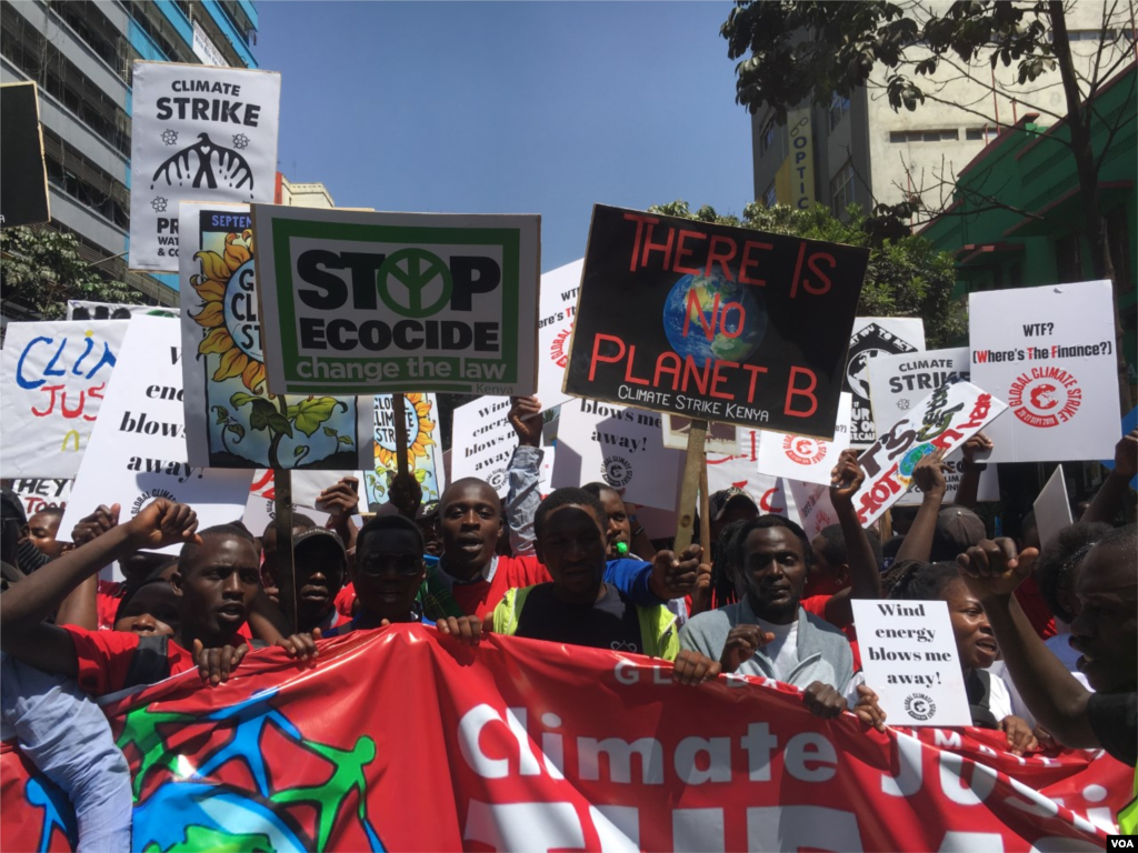 Kenyan protesters, predominantly young people, march demanding their government take immediate action against climate change, in Nairobi, Kenya, Sept. 20, 2019. (M. Yusuf/VOA)