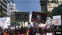 Kenyan protesters, predominantly young people, march demanding their government take immediate action against climate change, in Nairobi, Kenya, Sept. 20, 2019. (M. Yusuf/VOA)