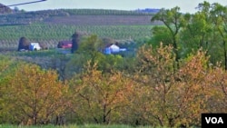 Nestled in Pennsylvania farm and orchard country, York Springs has become home to many Hispanic residents, who have made changes in the town. (M. Kornely/VOA)