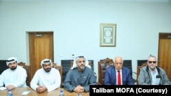 2026년 3월 24일, 카불에서 탈레반 외무장관과 회담 중인 잘마이 칼릴자드 전 미국 특사. (사진 속 빨간색 넥타이)