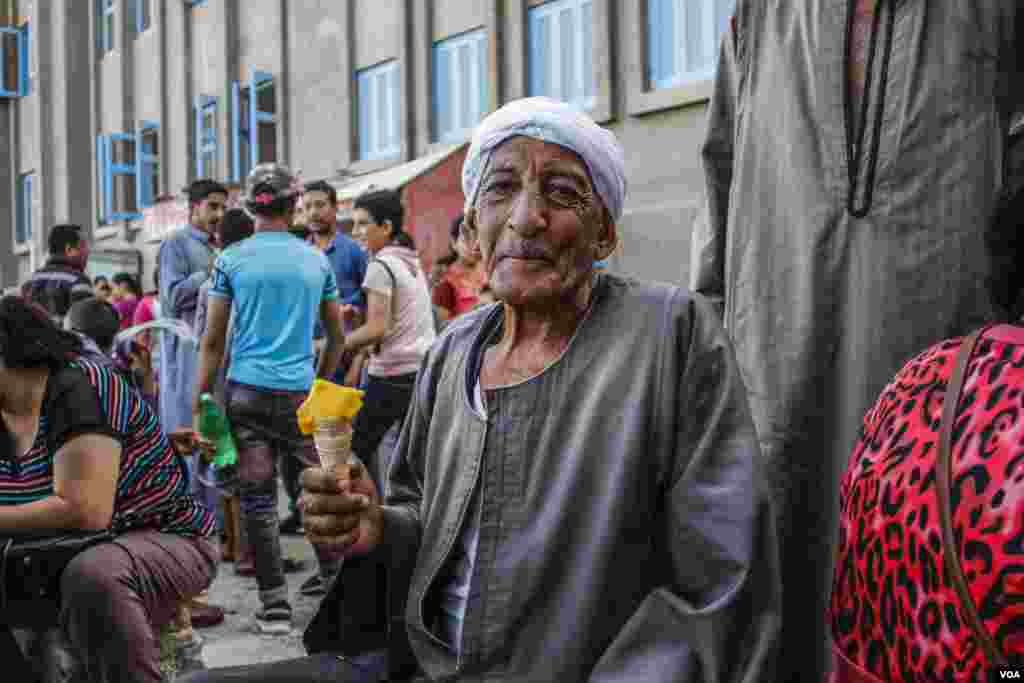 Adel Hanna Botros, 62 dari Aswan mengatakan &ldquo;Saya biasanya datang dengan teman-teman Muslim saya setiap tahun. Tapi tahun ini mereka tidak diperbolehkan datang. Saya tahun banyak umat Muslim yang sangat menghormati dan mencintai Perawan Maria,&quot; di Assiut, Mesir, 20 Agustus 2017. (H. Elrasam/VOA)