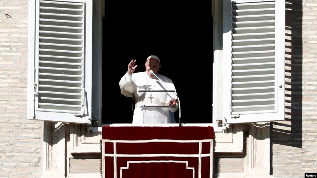 El Papa Francisco pronunciando su sermón del Ángelus de los domingos desde un balcón del Vaticano el 6 de enero de 2020.
