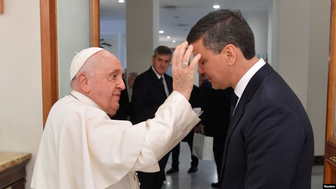 El papa Francisco recibe al presidente de Paraguay, Santiago Peña, en el Vaticano el 27 de noviembre de 2023.