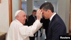 El papa Francisco recibe al presidente de Paraguay, Santiago Peña, en el Vaticano el 27 de noviembre de 2023.