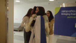 پنج زن اسرائیلی گروگان گرفته‌شده در آغوش هم، پس از آزادی