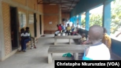 Des femmes et des enfants se font dépister au centre de santé à Kamenge, au nord de Bujumbura, Burundi, le 12 avril 2017. (VOA/Christophe Nkurunziza)