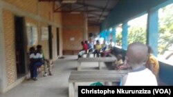 Des femmes et des enfants se font dépister au centre de santé à Kamenge, au nord de Bujumbura, Burundi, le 12 avril 2017. (VOA/Christophe Nkurunziza)