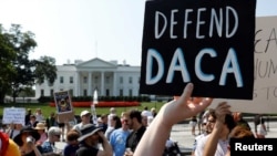 Manifestantes protestan frente a la Casa Blanca luego que la administración Trump descartara el programa DACA, en septiembre del 2017.