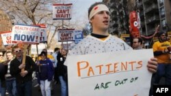 Демонстрация в поддержку реформы системы здравоохранения в США. Вашингтон. Округ Колумбия. 9 марта 2010 года