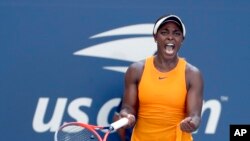 Reaksi Sloane Stephens setelah mematahkan servis Anastasija Sevastova dari Latvia dalam perempat final turnamen tenis AS Terbuka, di New York, Selasa, 4 September 2018.