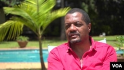 Hopewell Chin'ono says he sings for Zimbabwean youths so that they may know that corruption is the cause of their country’s poor economy and the average citizen’s poverty. (Columbus Mavhunga/VOA) 