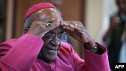 L'archevêque Desmond Tutu, lauréat du prix Nobel de la Paix, se tient le front lors d'une conférence de presse sur les 20 premières années de liberté en Afrique du Sud à la cathédrale St Georges, au Cap, 23 avril 2014.