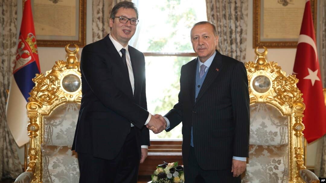 Arhiva - Predsednici Srbije i Turske, Aleksandar Vučić i Rečep Tajip Erdogan, rukuju se tokom susreta u Istambulu, 29. januara 2018. (Yasin Bulbul/Pool Photo via AP)