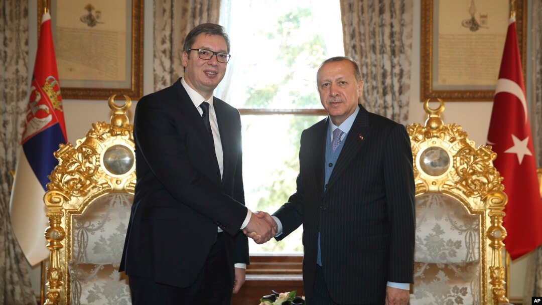 Arhiva - Predsednik Srbije Aleksandar Vučić i predsednik Turske Rečep Tajip Erdogan tokom sastanka u Istanbulu, 29. januara 2018. (Foto: AP/Yasin Bulbul)