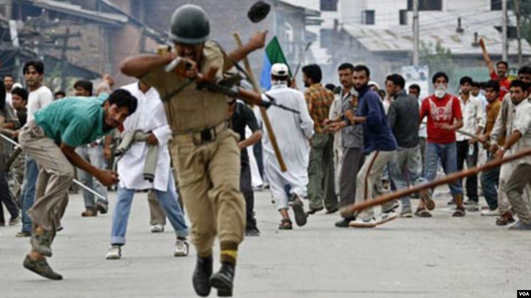 Polisi India sering menjadi sasaran amukan para demonstran di Kashmir-India.
